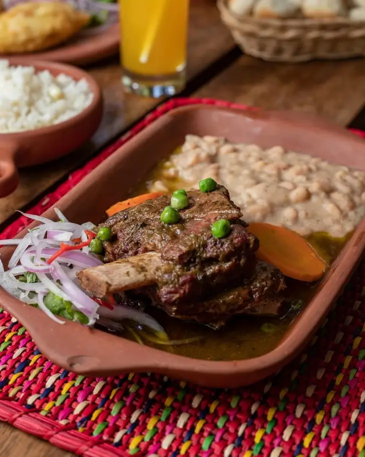 Cusco por la noche seco de frijoles cebolla verduras plato bandera peru restaurante