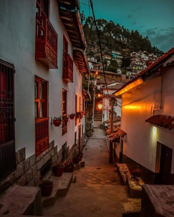 Cusco por la noche peru calles san blas balcones de madera casas blancas hogar