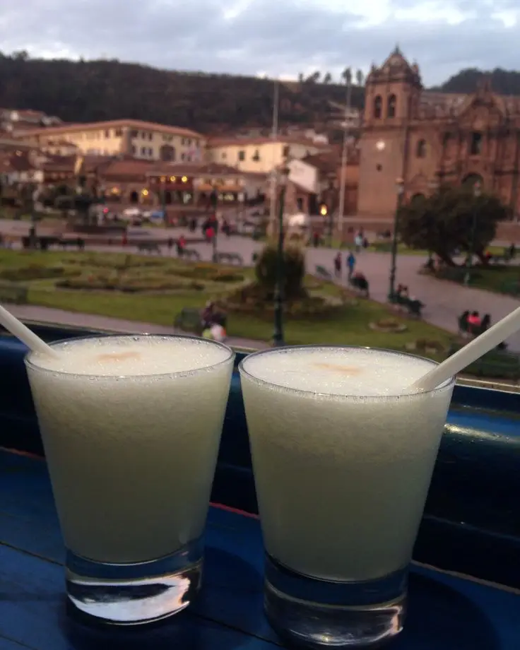 Cusco por la noche brindis pisco sour plaza de armas san blas peru espuma