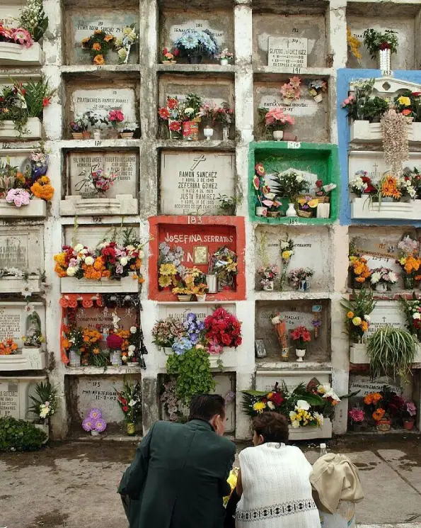 Cusco por la noche cementerio almudena flores tumbas memoria visita