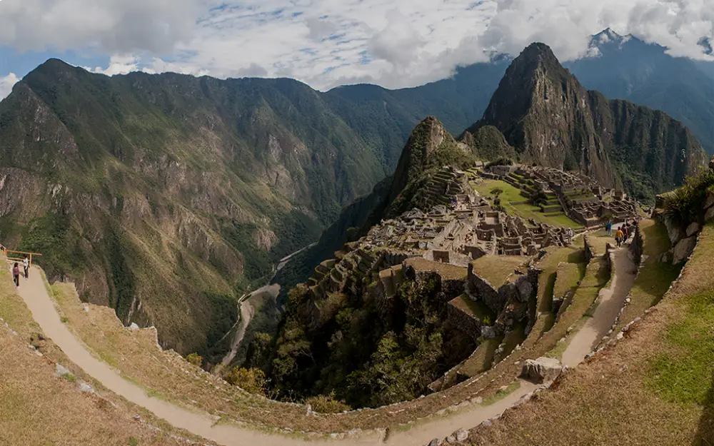 machu picchu desde ee.uu ciudadela perdida montaña valle paisaje tonos cálidos nubes vegetación
