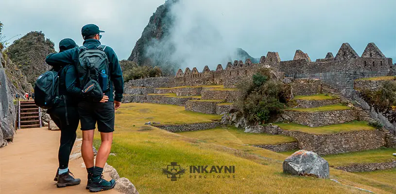Pasajeros inkayni disfrutando la hermosa vista al Wayna Picchu