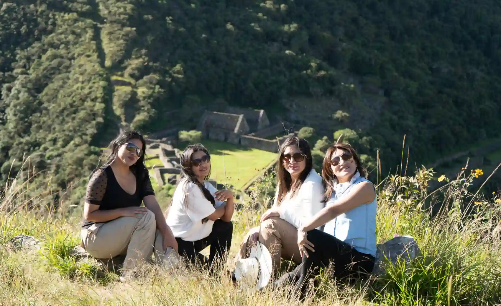 turistas disfrutando y posando para una foto en choquequirao.