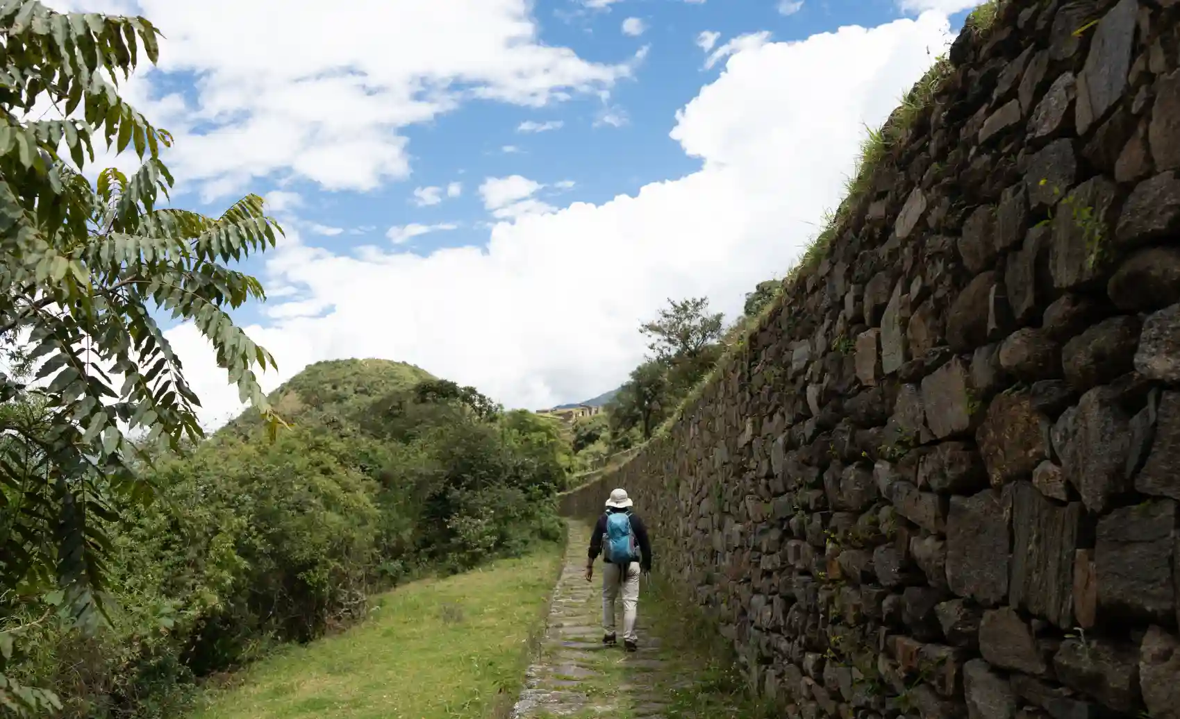 viajero recorriendo la senda de entrada a choquequirao y sus andenes.