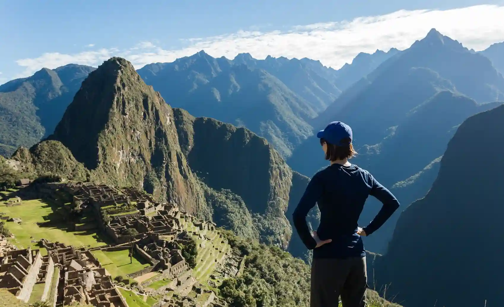 viajera viendo por primera vez la ciudad inca de machu picchu.