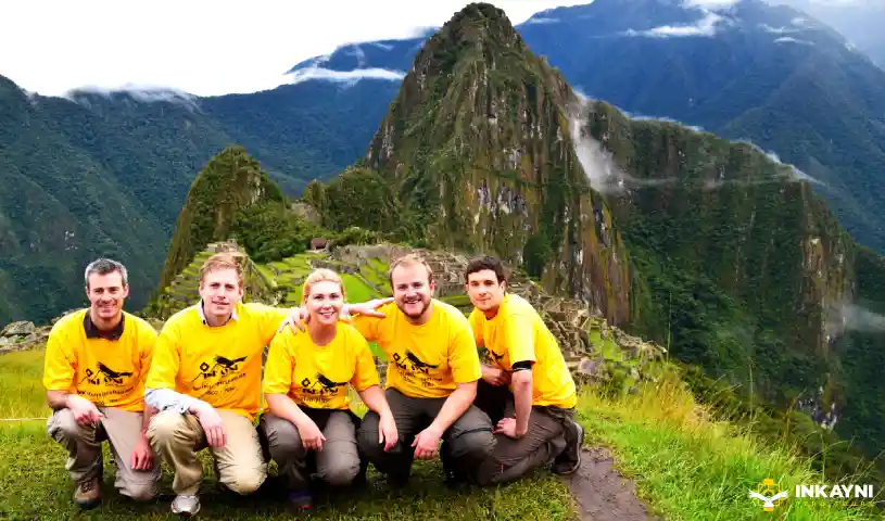 Lares trek, punto de culminación│A group of hikers in Machu Picchu on the last day of the Lares Trek.