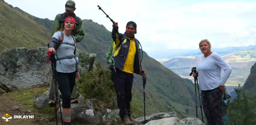 guía y excursionistas en el lares trek│It is important to keep in mind that the guide plays an important role as a leader and motivator during the hike. He or she can encourage hikers, provide emotional support, and keep morale high during challenging situations.