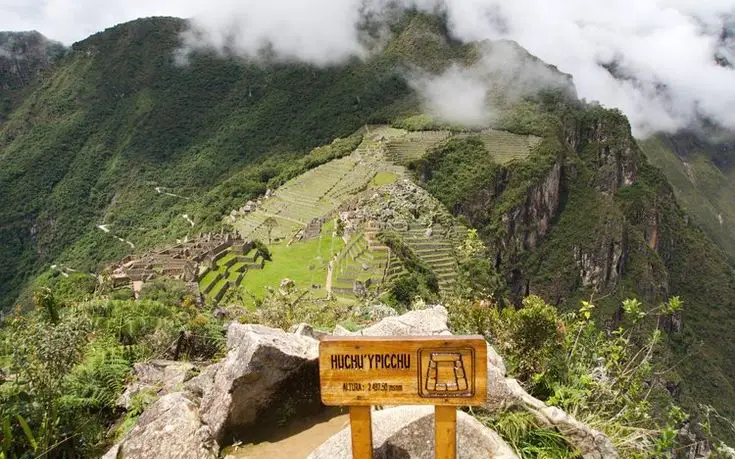 Ruta de montaña del Huchuy Picchu con vegetación, neblina, nubes y paisaje de Machu Picchu