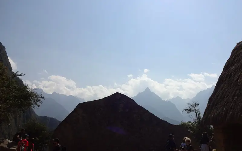 Roca Sagrada de Machu Picchu con gran formación de piedra y entorno de montaña