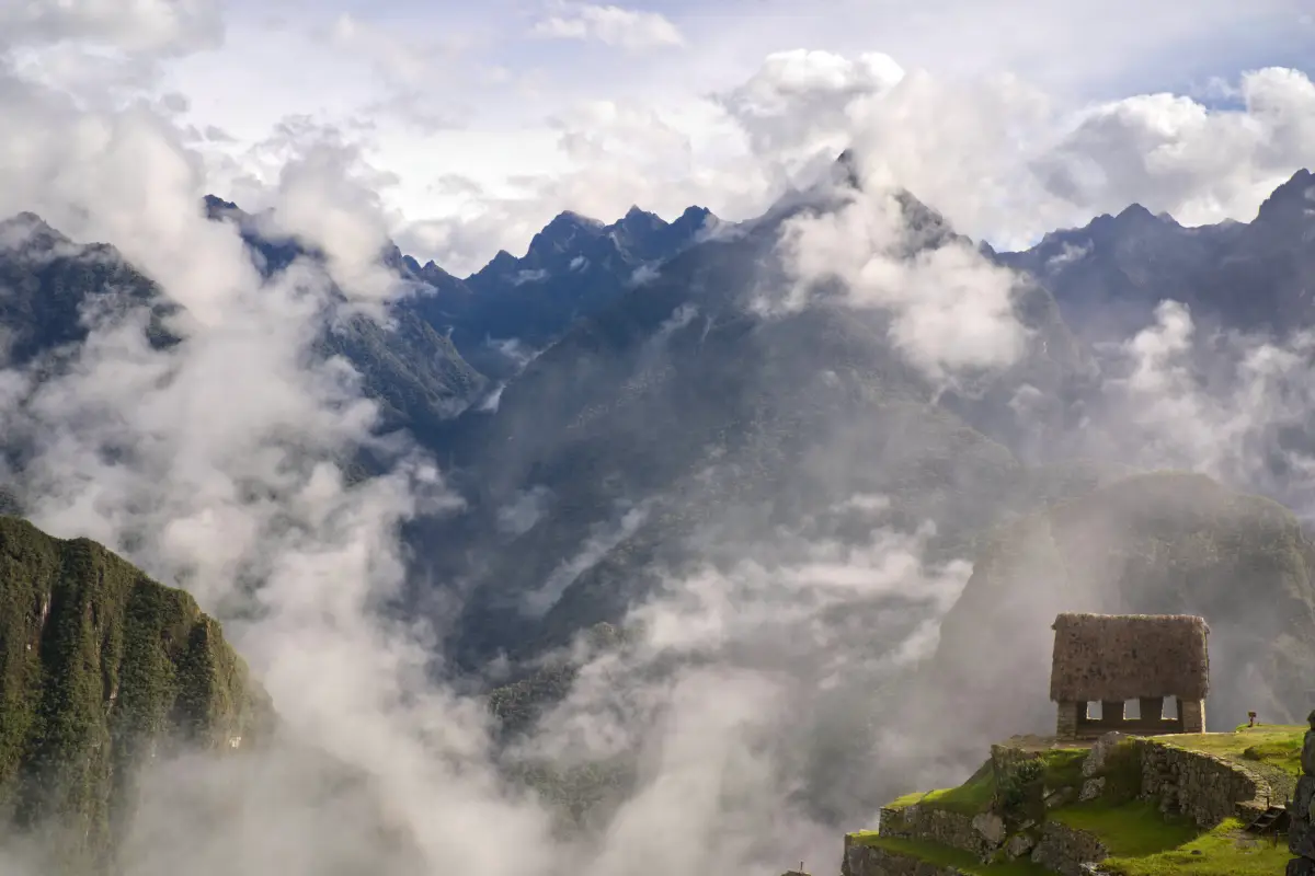 Machu Picchu rodeado de nubes, montañas y vegetación de selva alta