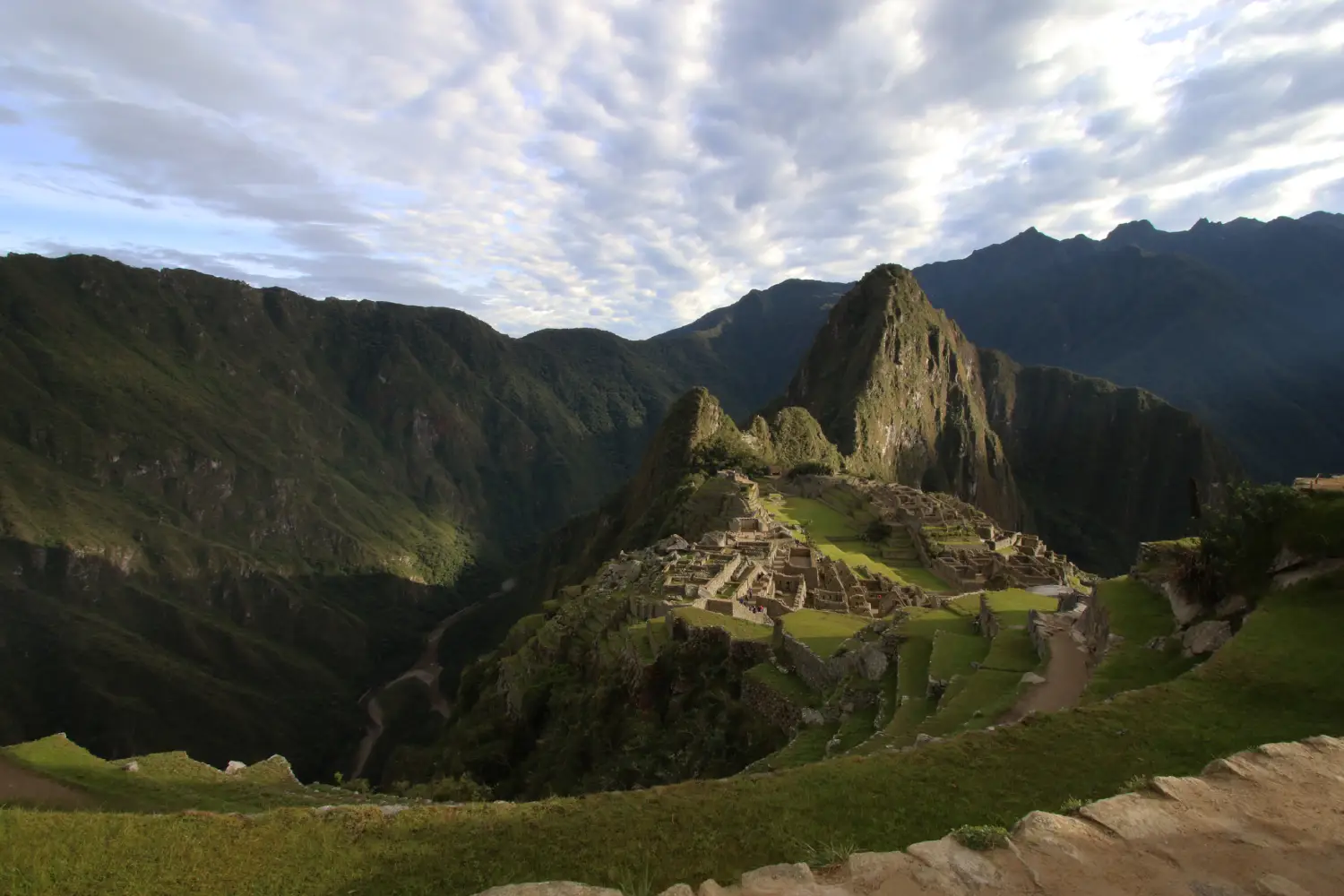 Vista panorámica de Machu Picchu en la tarde con el Huayna Picchu al fondo