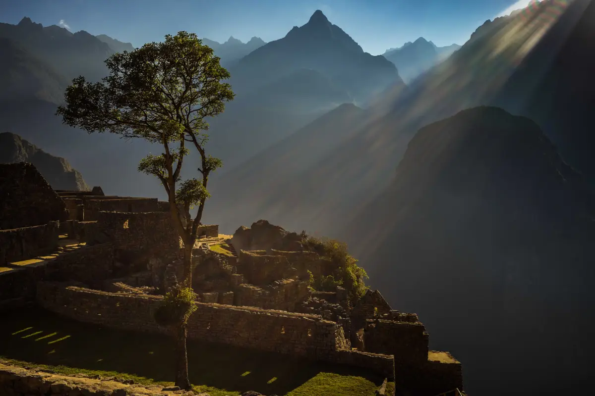 Terrazas de Machu Picchu y paisaje de montaña iluminados por la luz de la mañana