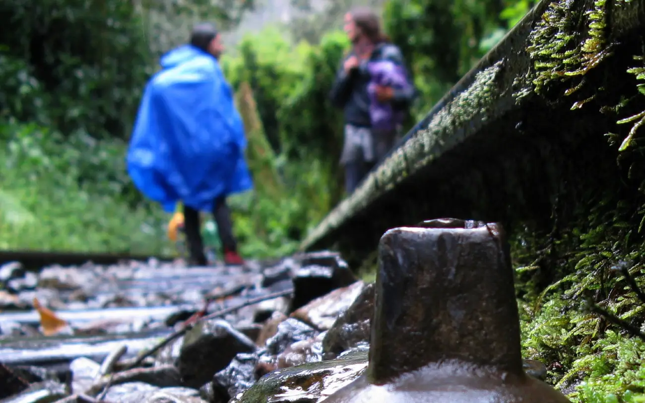 machu picchu bajo la lluvia dos turistas humedad sendero caminata poncho impermeable