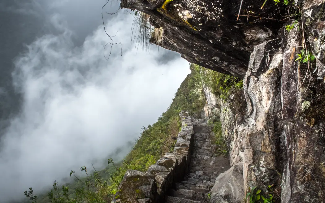 machu picchu bajo la lluvia sendero de roca de piedra neblina precipicio de nube vegetación temporada de lluvia
