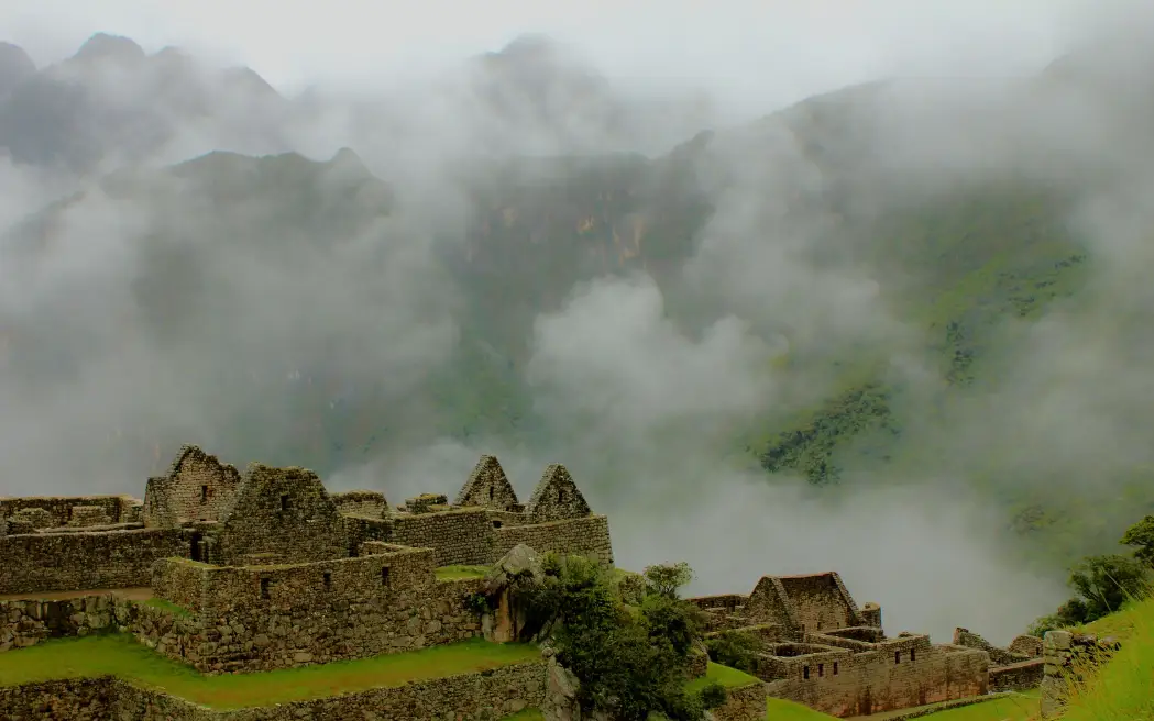 machu picchu bajo la lluvia niebla temporada de lluvias ciudad perdida ciudad de piedra