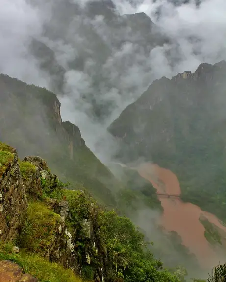 machu picchu bajo la lluvia cauce rojo río neblina frío temporada de lluvia montaña inmensidad