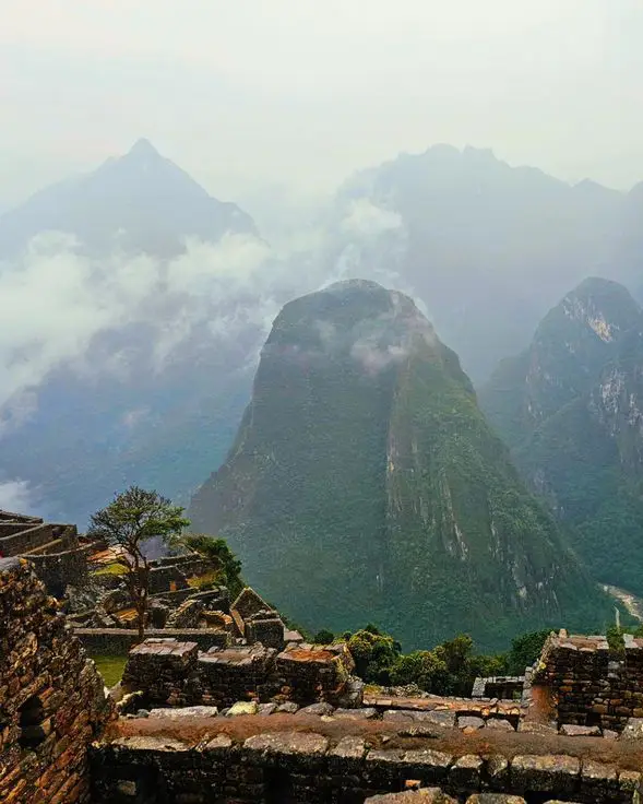 machu picchu bajo la lluvia montaña neblina camino de piedra roca cielo cubierto temporada de lluvia frío