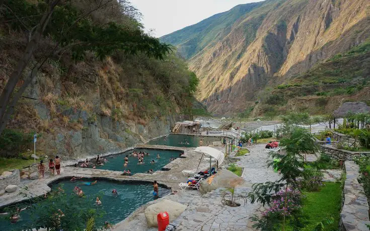 machu picchu bajo la lluvia aguas calientes aguas termales montaña árboles turistas extranjeros cusco