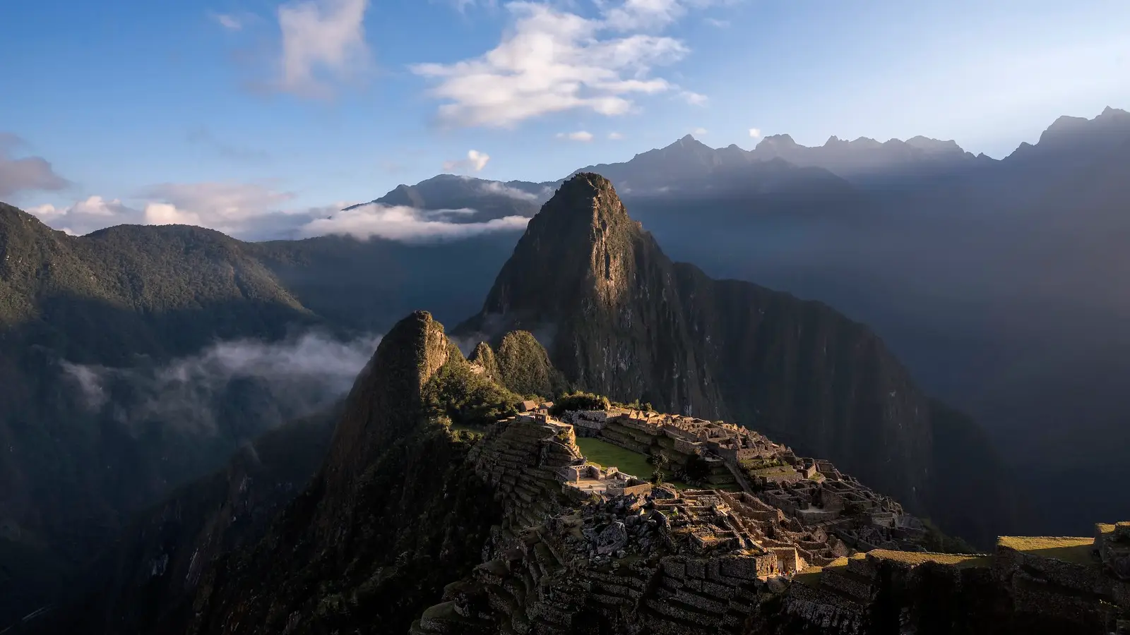 machu picchu en un día vista panorámica montañas cielo vegetación cusco