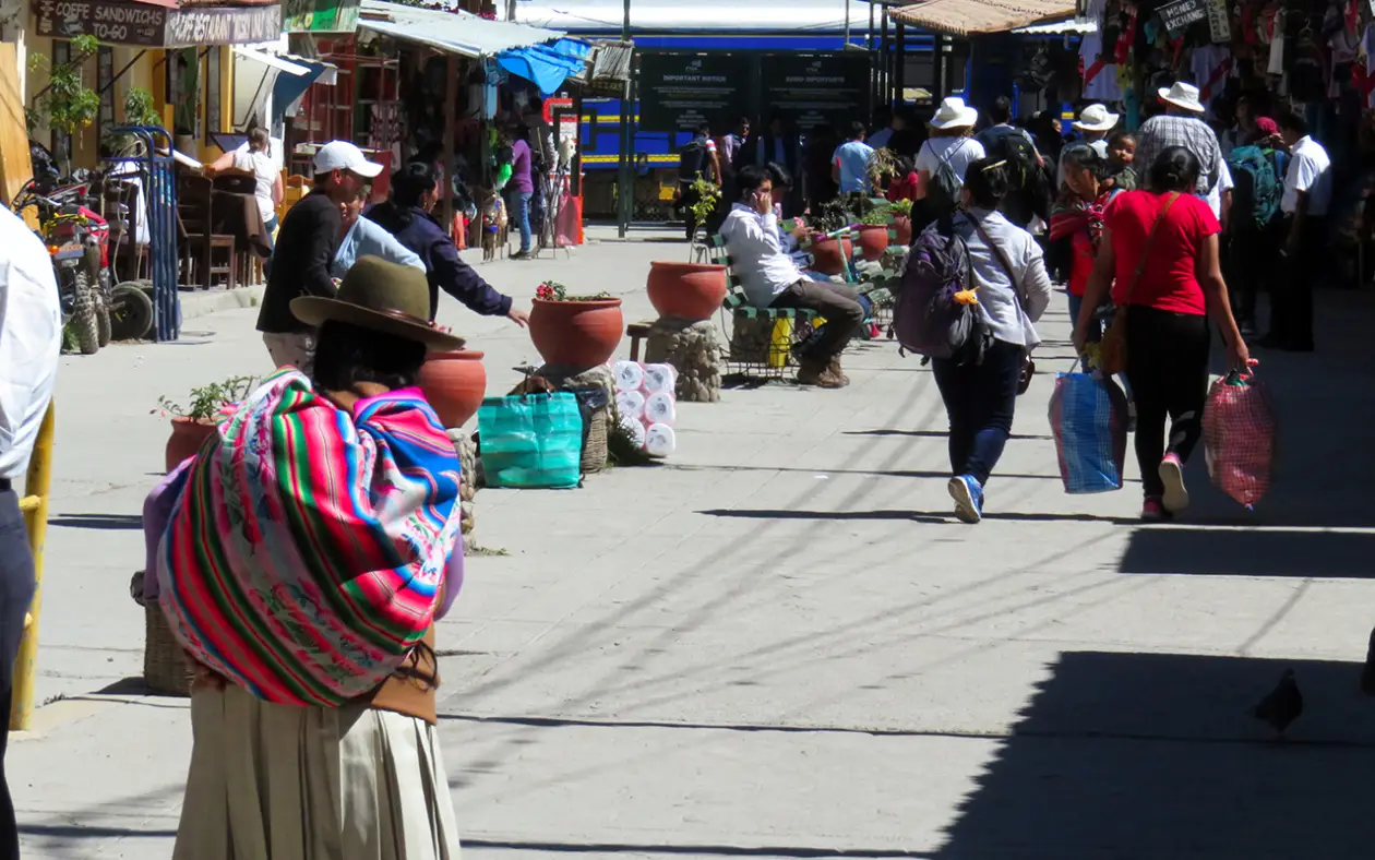 mercados en cusco señora cotidianidad personas transeúntes
