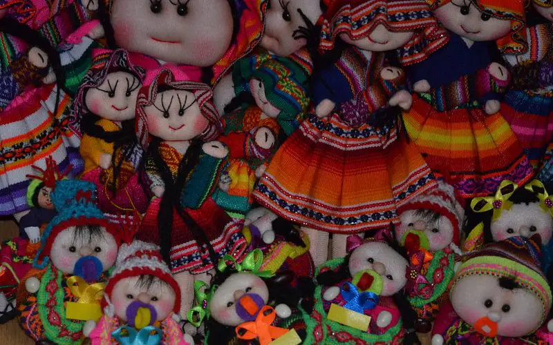 mercados en cusco aguas calientes muñecas a mano colores sonrisas trenzas