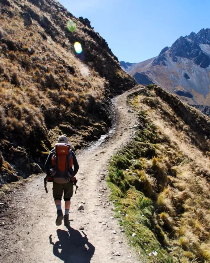 mochila para machu picchu peru cusco viajero turista montaña cielo nube paisaje inca