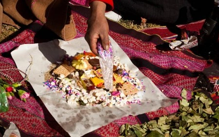 ofrenda a la tierra con hojas de coca
