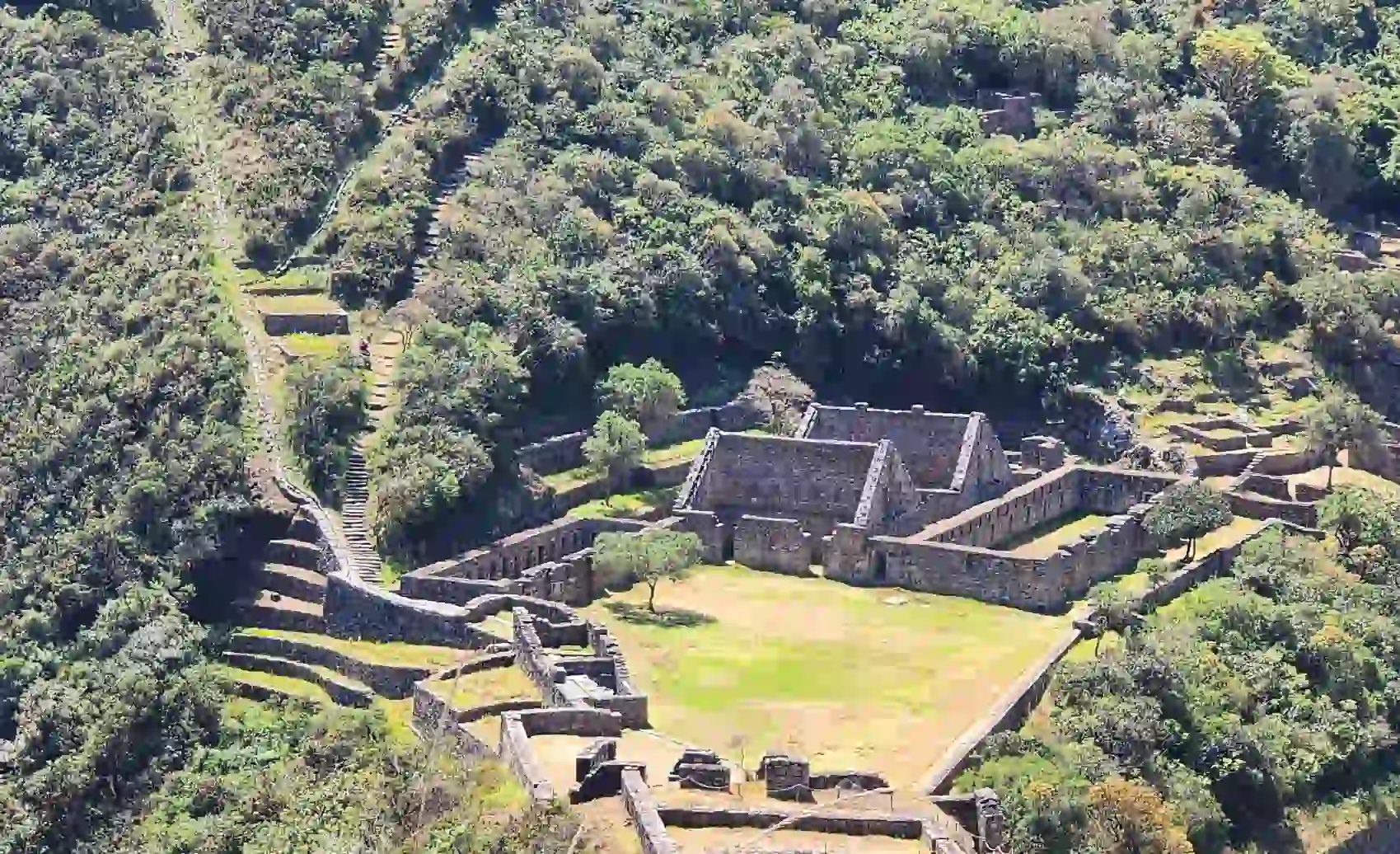 vista panorámica de la plaza principal de choquequirao.