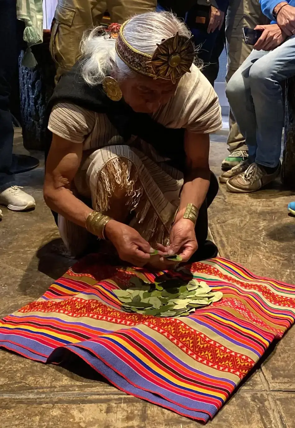 Ritual de la lectura de la hoja de coca, altomisayoq haciendo el ritual