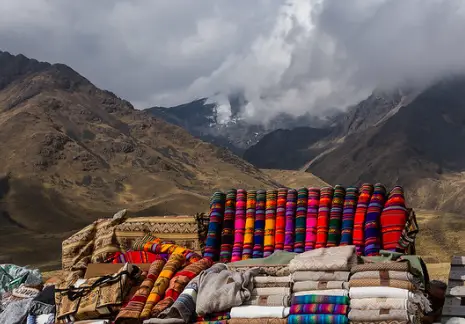 montaña frío nubes neblina abrigos chompas vestimenta tradicional