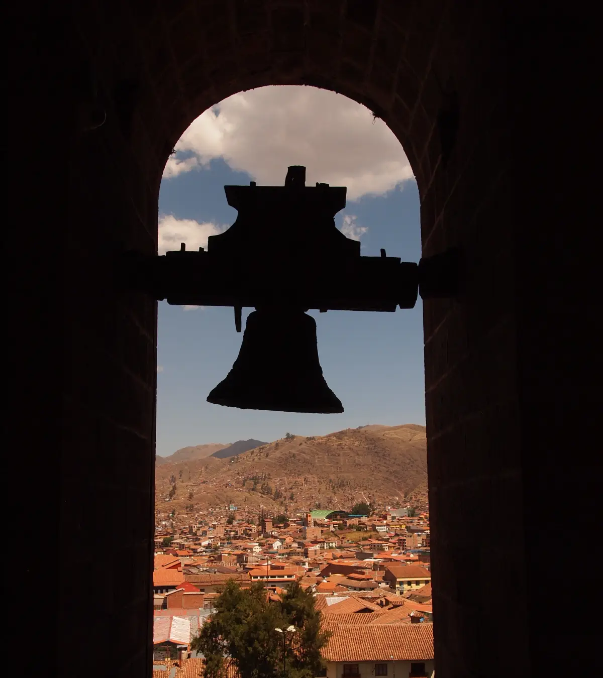 ruta del sol cusco campana ciudad montañas casas tejas