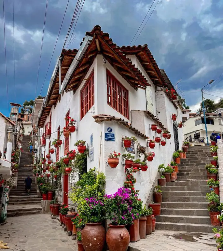 ruta del sol cusco peru casa flores esquina colores marrón verde azul rojo madera