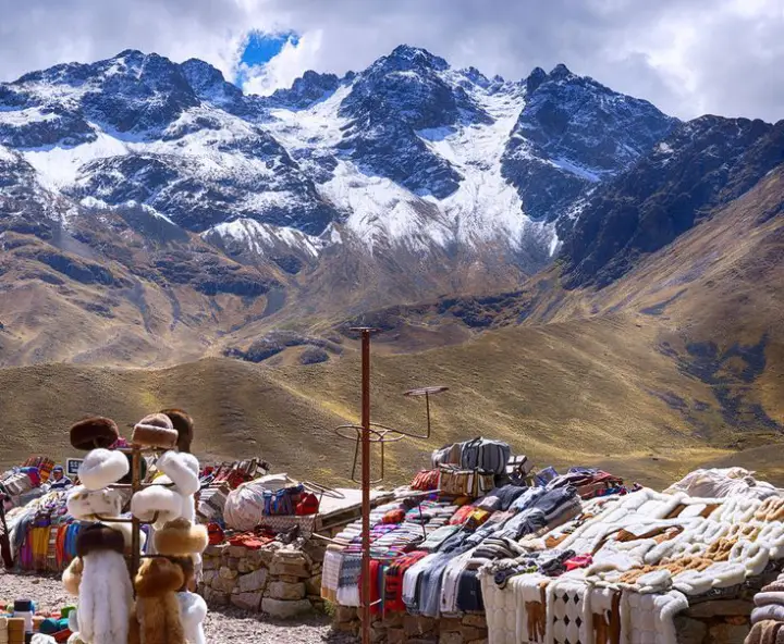 ruta del sol montañas nevados frío abrigo mantas colores comercio calidez