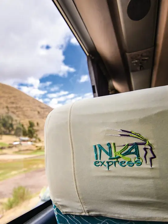 ruta del sol bus grande amarillo cielo cusco puno pista calle