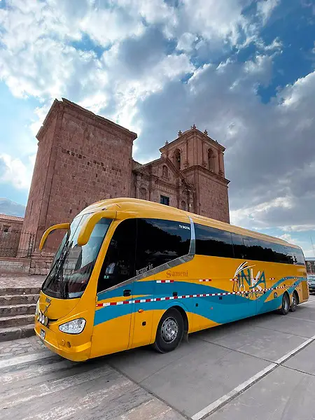 ruta del sol bus grande amarillo cielo cusco puno pista calle