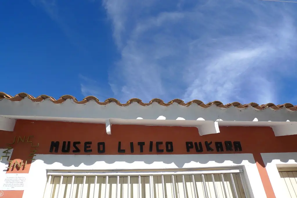ruta del sol museo litico pukara cielo tejas blanco y naranja