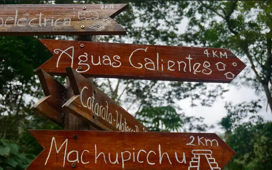 de hidroeléctrica a machu picchu cusco peru ruta alternativa señalización de madera