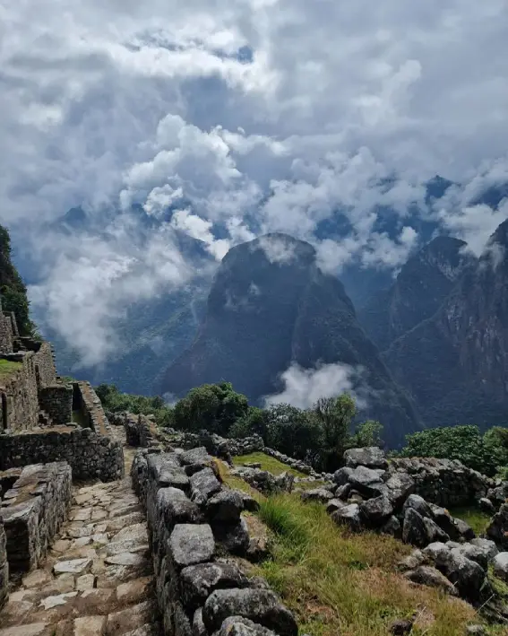 de hidroeléctrica a machu picchu nube montaña cusco peru verde azul piedras niebla