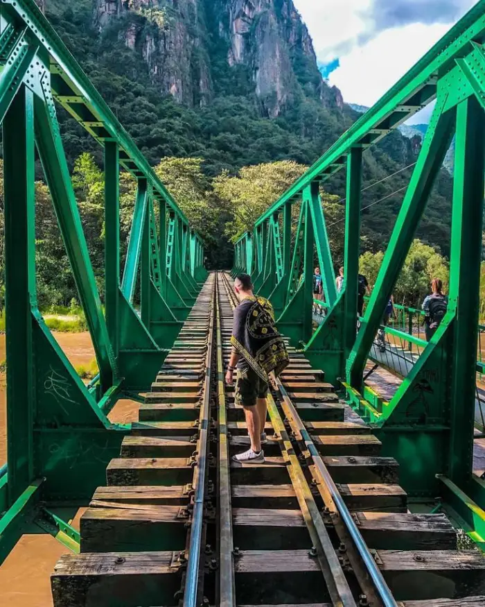 de hidroeléctrica a machu picchu ruta alternativa puente sendero camino montaña joven turista peru cusco
