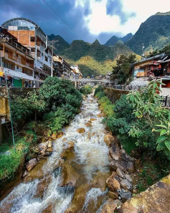de hidroeléctrica a machu picchu montañas aguas calientes cusco peru río piedras sendero puente