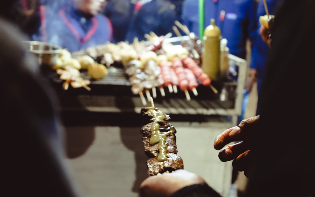 Tour de fútbol en Cusco, street food at the gates of the Garcilaso stadium