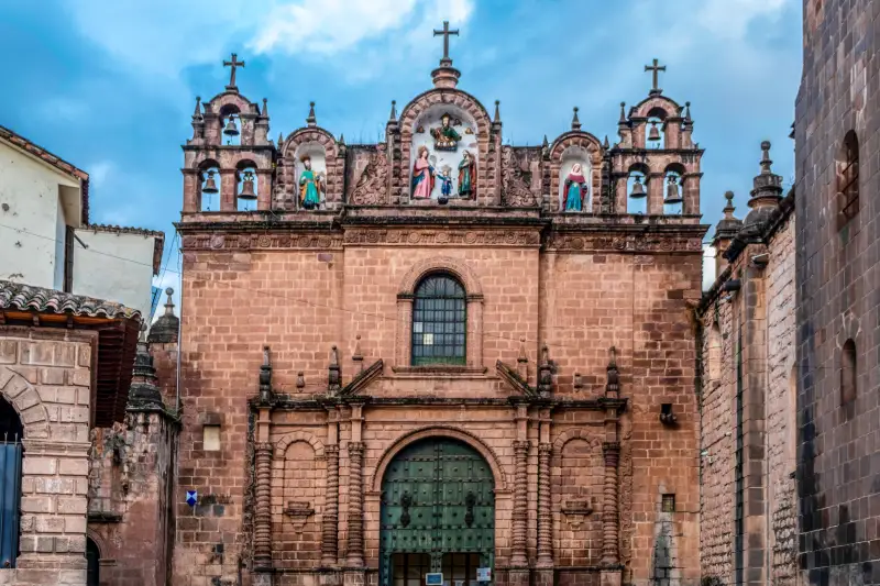 06-dias-plaza-de-armas-templo-sagrada-familia-cuzco-joyas-andinas-inkayni-peru-tours