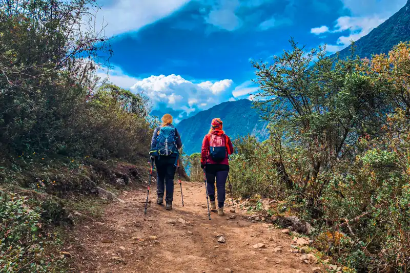 Caminantes en la ruta de montaña de Salkantay
