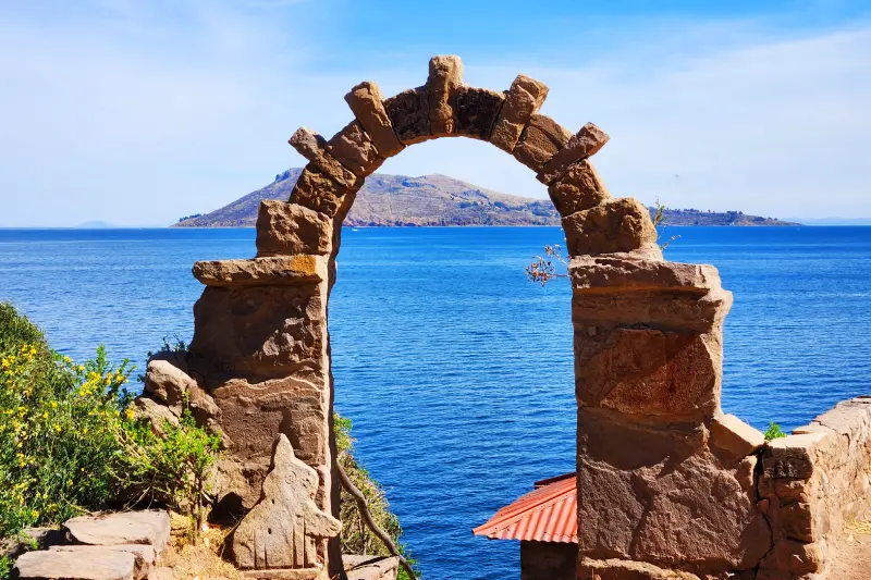 full-day-tour-a-las-islas-de-los-uros-y-taquile-inkayni-peru-tours-titicaca-lake-isla-taquile